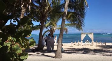 Пляж морская официальная свадьба с росписью в Доминикане 