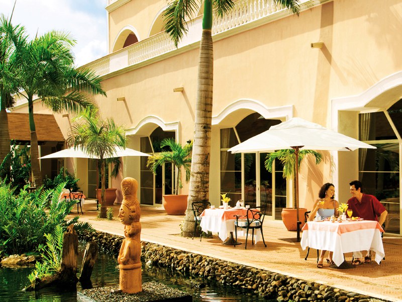 Dreams Punta Cana Resort & Spa 5 Ухоженная компактная территория, большую часть которой занимает бассейн