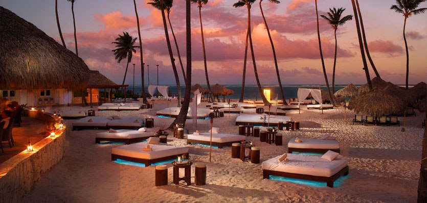 Шикарный отель класса люкс, расположенный на белоснежном пляже в окружении тропического сада по которому гуляют фламинго.
