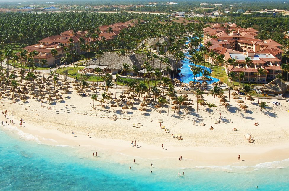 Sirenis Punta Cana Resort Casino & Aquagames 5 Отельный комплекс Sirenis Punta Cana Resort Casino расположен на западном побережье Доминиканской республики, в городе Уверо-альто в одной из самых красивых кокосовых рощ Карибов.